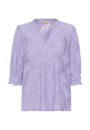 Ljubičasta bluzica s V-izrezom, s čipkastim premazom s cvjetnim uzorcima, kratkim napuhanima rukavima i slobodnim krojem. Mekana tekstura tkanine.