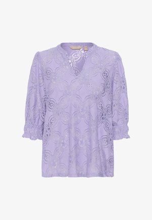 Laventelipaita, jossa on V-mallinen kaula-aukko, kukkakuosisella pitsillä peitetty, lyhyet puffihihat ja löysä istuvuus. Pehmeä kankaan rakenne.