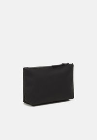 Schwarz rechteckiger Beutel aus glattem Material, Reißverschlussverschluss oben, leicht strukturierter Boden für Stabilität, minimalistisches Design.