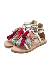 Sandalias metálicas plateadas con borlas de tela en colores rosa, rojo y verde. Presentan correas trenzadas y una suela marrón con soporte de arco mínimo.