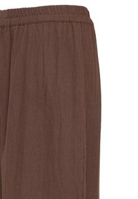 Pantalon marron à taille élastique avec une coupe décontractée et un tissu doux et texturé.