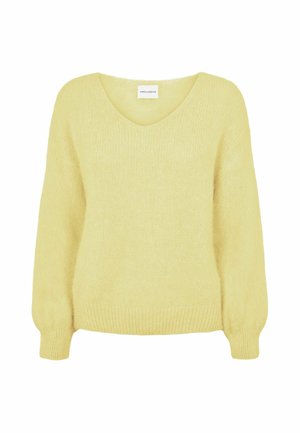 Pull jaune clair à manches longues, col en V, à texture douce et duveteuse et finitions en bord-côte aux poignets et à la taille, présenté sur fond blanc uni.