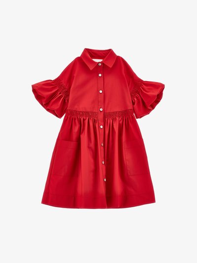 Červené šaty na knoflíky s límečkem, nabíranými rukávy, smockovaným pasem a dvěma předními kapsami. Hladká tkanina s živou barvou.