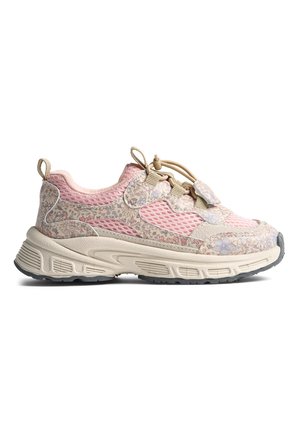 Gruba tenisówka z kwiatowym wzorem i różowymi panelami z siateczki, beżowa podeszwa oraz elastyczne sznurowadła na białym tle, widok z boku.