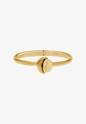 Gouden metalen armband met een gladde, ronde sluiting met een gegraveerd logo. Het ontwerp is eenvoudig en strak, met de nadruk op minimalisme.