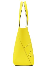 Żółta torebka o smukłym, trójkątnym kształcie, wykonana z teksturowanego materiału. Posiada wyraźny ukośny szew oraz kontrastujące czarne szwy.
