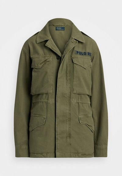 Jasnozielona kurtka wojskowa w stylu z czterema kieszeniami z przodu, spiczastym kołnierzem i zapięciem na guziki. Na piersi haft "POLO RL".