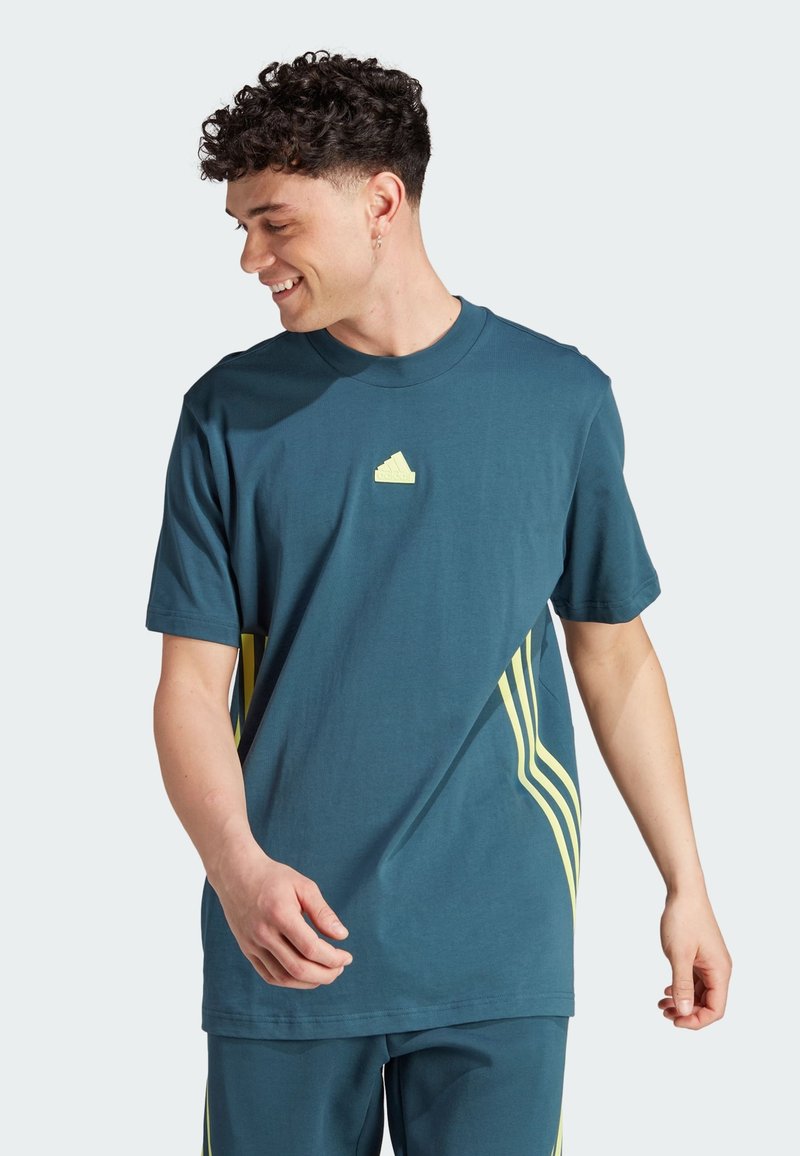 Camiseta de algodón azul con mangas cortas, cuello redondo y rayas diagonales amarillas en los lados, con un pequeño logo en el pecho.