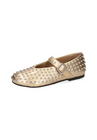 Chaussure plate Mary Jane en or, ornée de clous argentés régulièrement espacés et d'une boucle argentée sur la bride, avec une semelle noire.