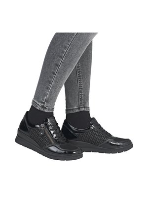 Baskets noires avec une finition brillante, présentant un motif texturé sur le côté, un design à lacets et une fermeture éclair sur le côté pour un enfilage facile.
