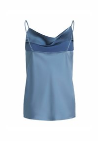 Camisola in satin blu con spalline sottili, caratterizzata da una scollatura drappeggiata e un design a strati. Tessuto liscio con una leggera lucentezza.