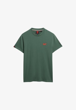 Grøn bomulds T-shirt med rund hals og korte ærmer. Har et lille rødt logo på brystet og et kontrastmærke på ærmet.