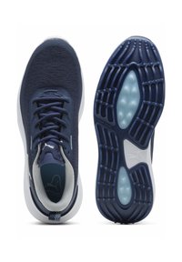 Marinblå sportskor med en texturerad mesh-ovandel, vadderad krage och vit sula. Yttersulan har ett unikt mönstrat grepp för bra fäste.