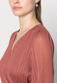 ONLY ONLMARCELA WRAP DRESS - Vestido de dia - apple buttergold