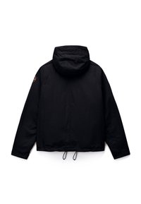 Sort hættejakke med lange ærmer, justerbare snore ved kanten og et rundt logopatch på venstre overarm.