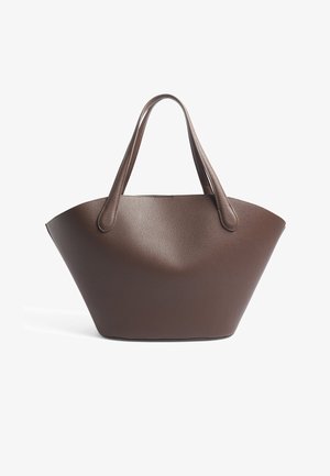 Ruskea nahkainen kassi, jossa on leveä ja jämäkkä muoto. Varustettu kaksilla kahvoilla ja teksturoidulla pinnalla, sopii päivittäiseen käyttöön.