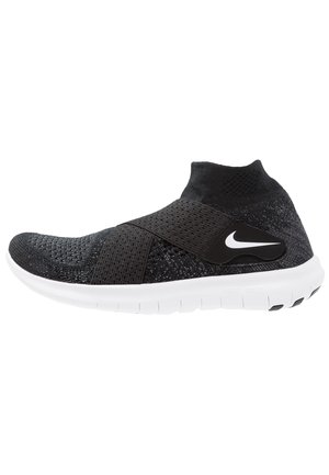 Baskets montantes noires en maille avec larges bandes élastiques, logo Nike swoosh blanc, et semelle épaisse blanche rembourrée.