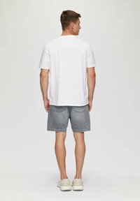 QS MIT BRUST - T-Shirt print - weiß