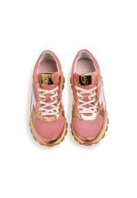 Różowe i metaliczne złote sneakersy z panelami z siateczki, białymi akcentami i teksturowanymi powierzchniami. Posiadają białe sznurowadła i złote elementy ozdobne na języku.