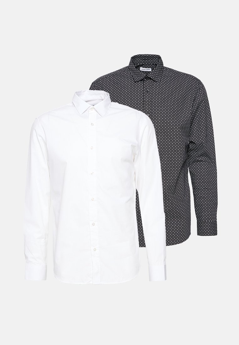Twee overhemden: één effen wit en één zwart met een wit stippenpatroon. Beide hebben knoopsluitingen en een klassiek kraagontwerp.
