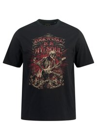 Camiseta de algodón negra con un estampado gráfico de un esqueleto tocando la guitarra, con texto en rojo y crema a su alrededor. Mangas cortas y cuello redondo.