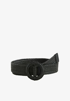 Čierny pletený opasok s okrúhlu, omotanou prackou a zúženým koncom na bielom pozadí.