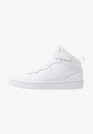 Witte mid-top sport schoenen met een bovenwerk van leer en mesh, voorzien van een vetersluiting, klittenbandsluiting en rubberen zool.