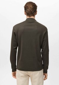 Langärmeliges, dunkelolivgrünes Hemd mit rundem Ausschnitt und gerippten Bündchen, gefertigt aus einem weichen, strukturierten Stoff. Einfaches, schmuckloses Design.