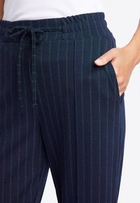 Rich & Royal JACQUARD  MIT STREIFEN - Trainingsbroek - midnight blue