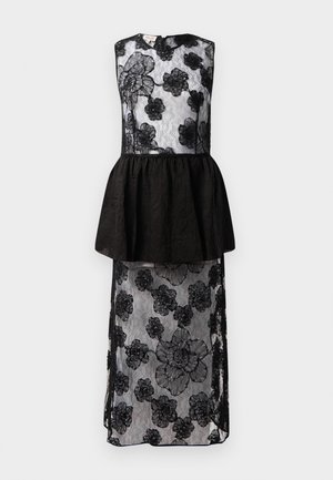 Robe noire avec un recouvrement en dentelle à motifs floraux, taille peplum, sans manches et silhouette longue et fluide.