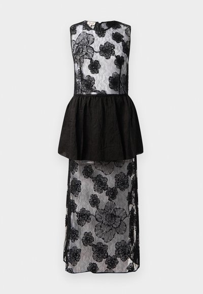 Vestido negro con un encaje que presenta patrones florales, cintura peplum, diseño sin mangas y una silueta larga y fluida.
