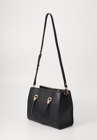 Borsa a tracolla nera in similpelle con doppi manici superiori, tracolla regolabile, dettagli in metallo dorato e chiusura con zip, caratterizzata da un design strutturato.