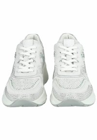 Hvide sneakers med en struktureret mesh-overdel og glitrende detaljer. Har flade snørebånd, polstrede såler og et strømlinet design.