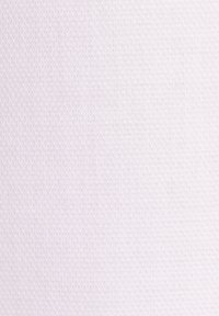 Textiler Stoff in Hellrosa mit einem strukturierten Rautenmuster. Die Oberfläche ist glatt mit einem dezenten Glanz und eignet sich für verschiedene Anwendungen.