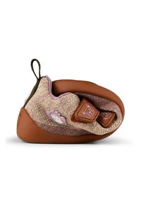 Chaussure souple et flexible pour tout-petit avec tissu tricoté beige, semelle en caoutchouc marron et brides Velcro avec visage de chat, montrée pliée en deux pour montrer la flexibilité.