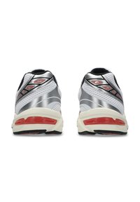 Scarpe da corsa da uomo con tomaia in mesh bianco, accenti argento, tallone rosso e suola nera testurizzata per una buona aderenza.