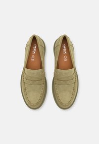 Jasnozielone zamszowe loafersy z przeszywaną szwem i dekoracyjnym akcentem z przodu. Okrągły czubek i gumowa podeszwa dla komfortu.