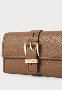 MICHAEL Michael Kors NOLITA FLAP TRIFOLD WALLET - Wallet - dark caramel