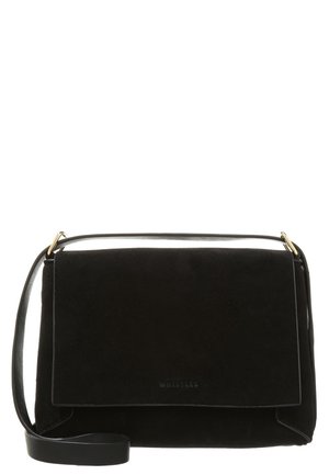 Czarna torba na ramię z zamszu z klapką, złotym okuciem i czarnym skórzanym paskiem. Charakteryzuje się prostym, gładkim wzornictwem.