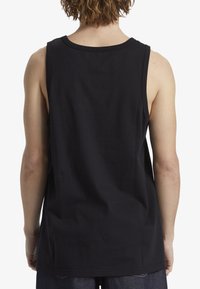 Zwarte mouwloze katoenen tanktop met een ronde hals. Gladde textuur en een relaxte pasvorm. Geen zichtbare patronen of hardwaredetails.