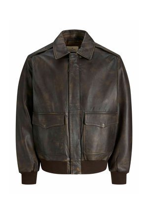 Donkerbruine leren bomberjack met voorflappockets, geribbelde manchetten en tailleband, en een klassieke kraag.