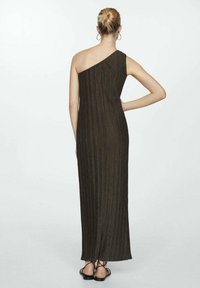 Robe longue asymétrique vert olive foncé avec des plis verticaux ; texture douce et silhouette cintrée. Design minimaliste avec un dos épuré.