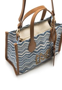 Bolso de tela con patrón de chevron en azul y blanco, detalles de cuero marrón, doble asa y cierre de cremallera. Interior forrado con tela beige.