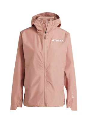 Veste de pluie légère rose avec capuche, fermeture éclair à l'avant et poignets élastiques. Présente le logo "TERREX" sur la poitrine et le texte "RAIN.RDY" sur la manche.