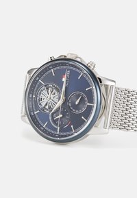 Orologio cronografo in acciaio inox argento con quadrante blu navy, multiple sottoquadranti e bracciale a maglia. Presenta lancette e marcature argentate.