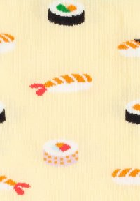 Patroontextiel met verschillende sushi-ontwerpen, waaronder garnalen nigiri en sushirollen, op een zachte gele achtergrond.
