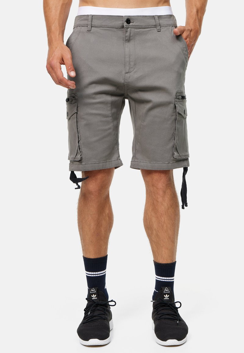 Shorts cargo gris en coton durable, avec des poches latérales, une fermeture à bouton et des cordons de serrage réglables au bas.
