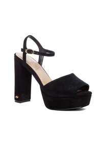 Zwarte suède open teen platform sandalen met een dikke blokhak en een verstelbare enkelband, voorzien van een gouden accent op de hak.