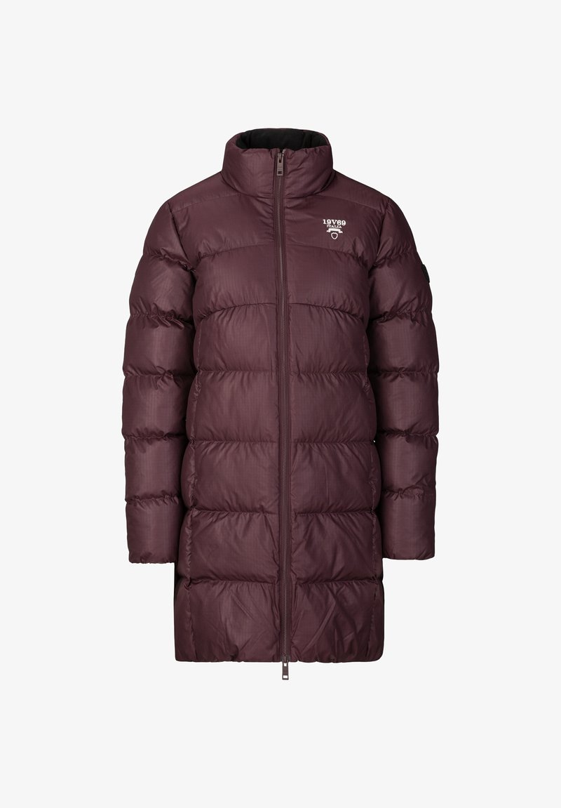 Bordeauxkleurige pufferjas met een hoge kraag, ritssluiting en gewatteerd ontwerp. Beschikt over een klein logo op de borst en heeft een soepele textuur.