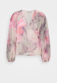 Blouse fluide portefeuille en tissu transparent, présentant des motifs aquarelle doux rose et violet, manches longues bouffantes et fronces aux épaules.